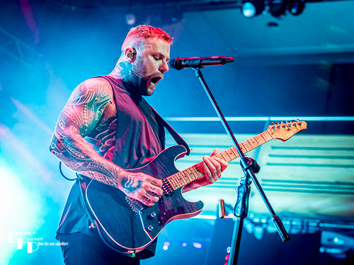 Kris Barras on guitar & vocals