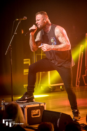 Kris Barras on guitar & vocals
