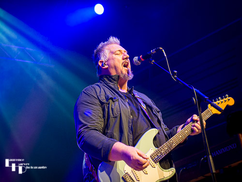 Stevie Nimmo on guitar & vocals