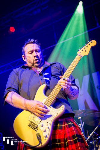 Alan Nimmo on guitar & vocals