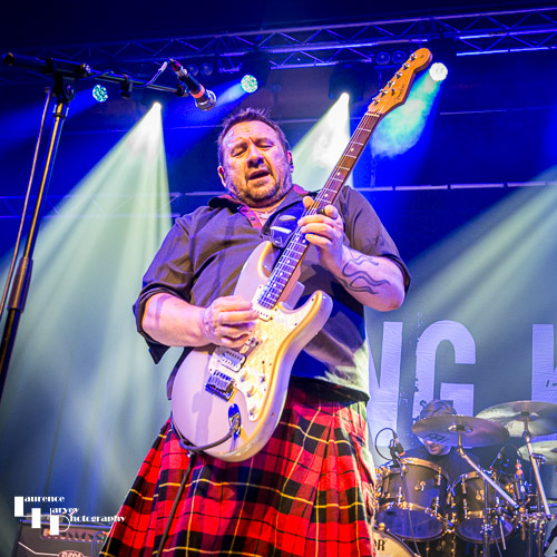 Alan Nimmo on guitar & vocals