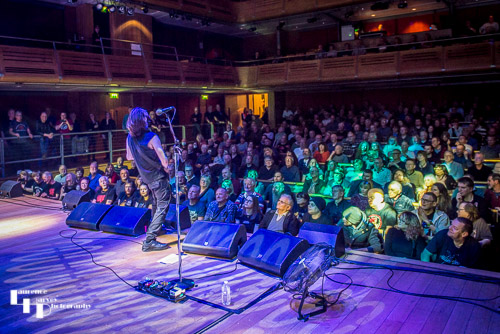 Laurence Jones & the crowd at The Apex
