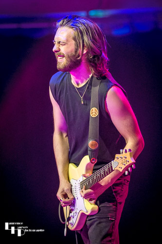 Laurence Jones on guitar & vocals