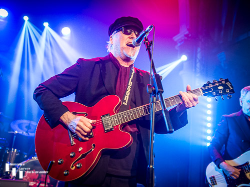 Dennis Greaves on vocals & guitar