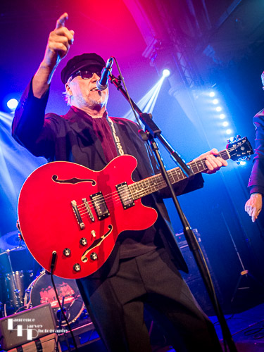 Dennis Greaves on vocals & guitar