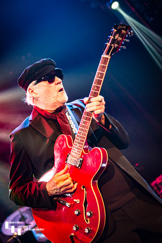 Dennis Greaves on vocals & guitar