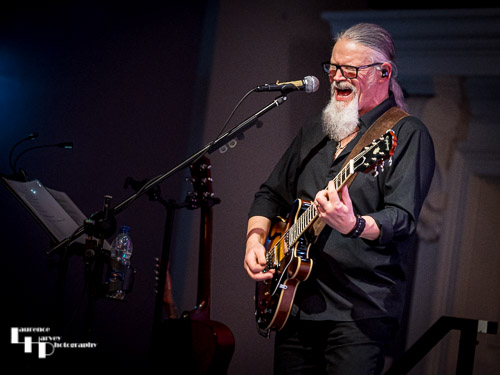 Mike G on rhythm guitar