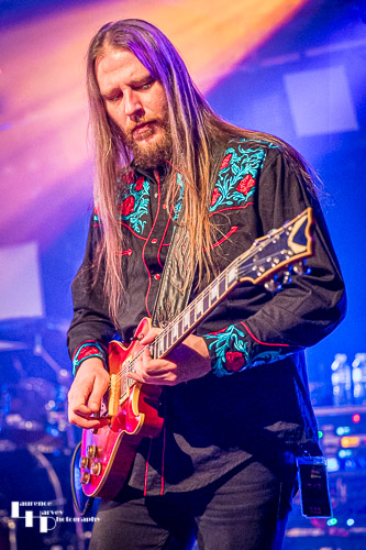 Derrick Shipp on lead guitar