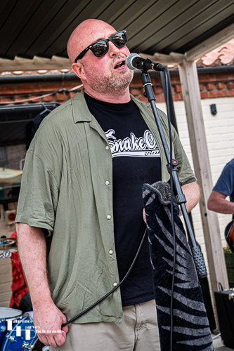 Hugh Evans on vocals & harp
