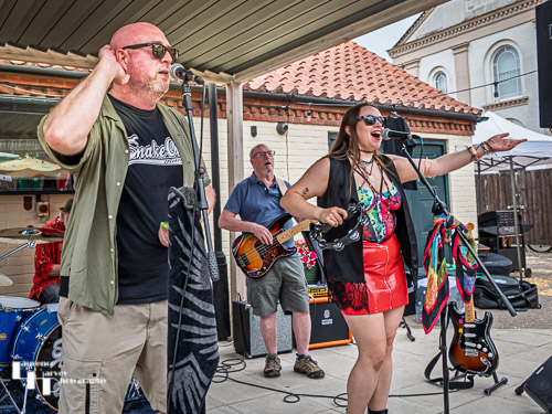 Hugh Evans on vocals & harp, Gemma Elmes on vocals