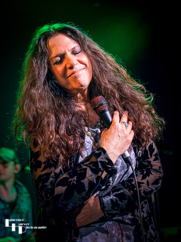 Sari Schorr on vocals