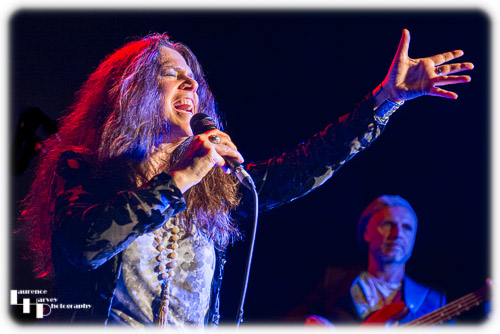 Sari Schorr on vocals