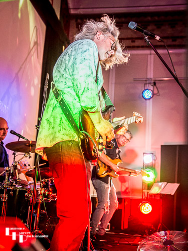 Tim Ainslie on vocals & guitar