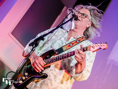 Tim Ainslie on vocals & guitar