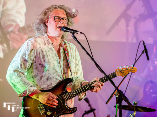 Tim Ainslie on vocals & guitar