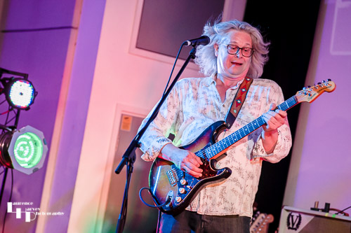 Tim Ainslie on vocals & guitar