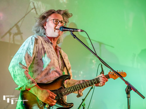 Tim Ainslie on vocals & guitar