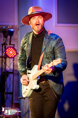 Thomas Heppell on vocals & guitar