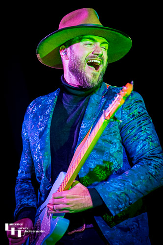 Thomas Heppell on vocals & guitar