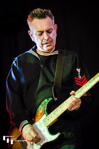 Roberto Wonder on guitar