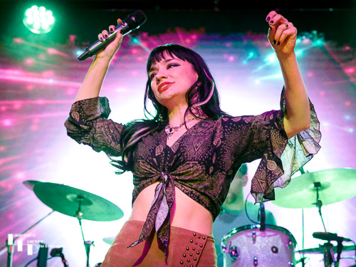 Grace Bond on vocals